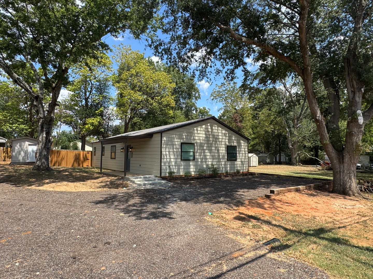 Hawkins Apartment: 410 W Front St