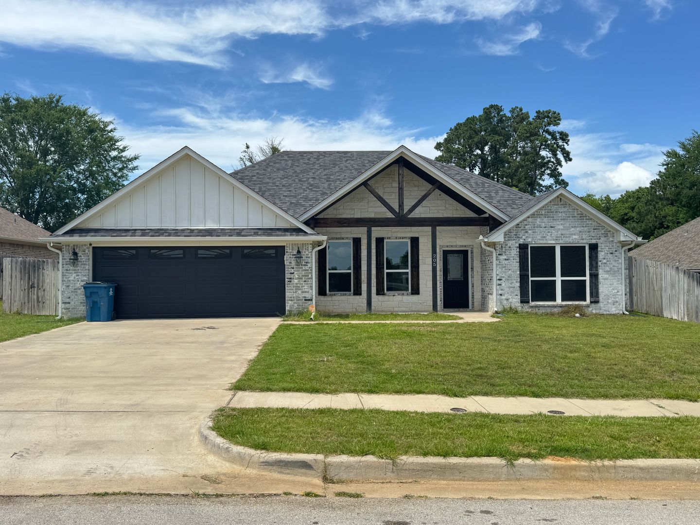 Lindale House: 205 Meadow Lane