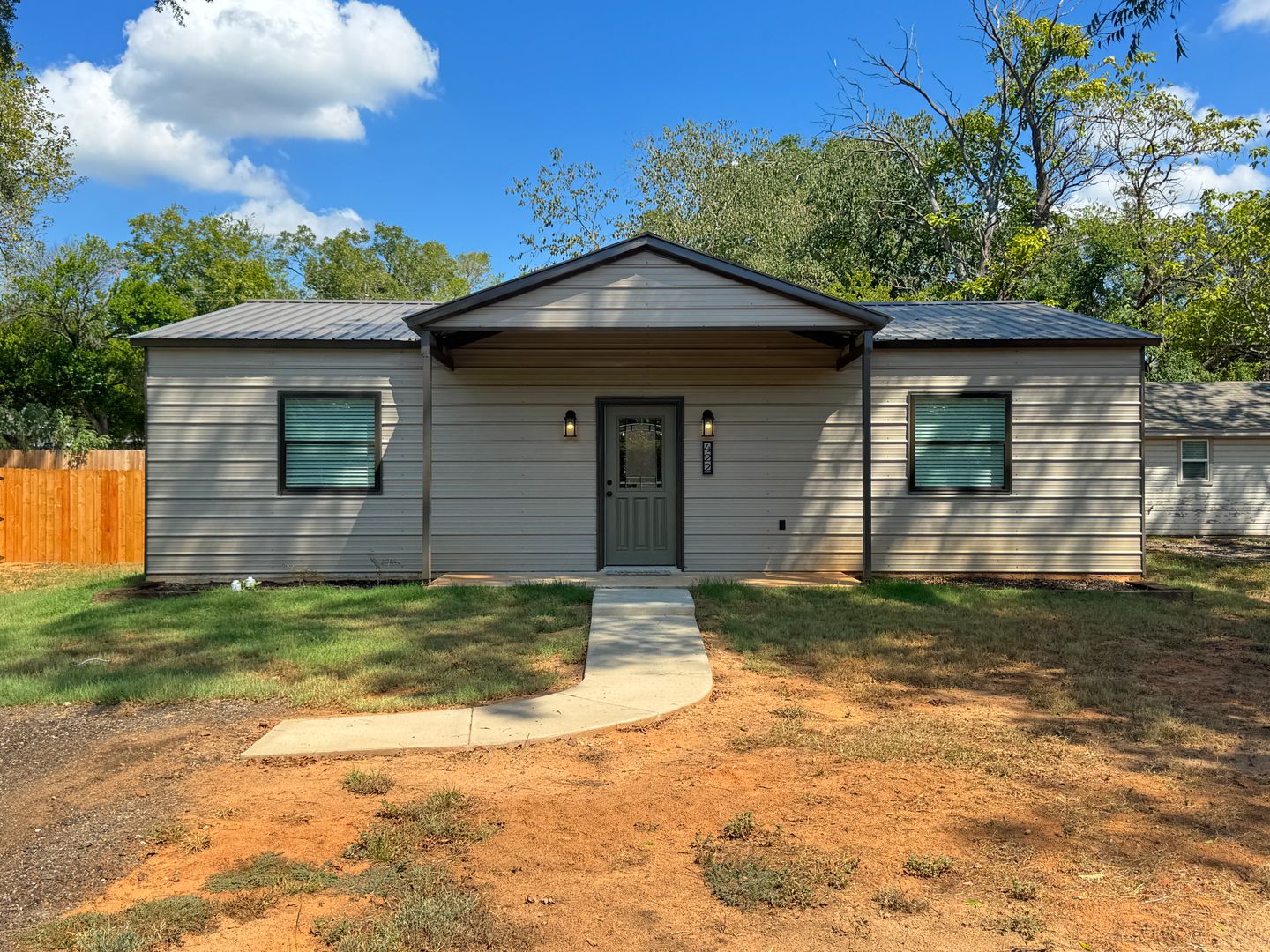 Hawkins Apartment: 410 W Front St