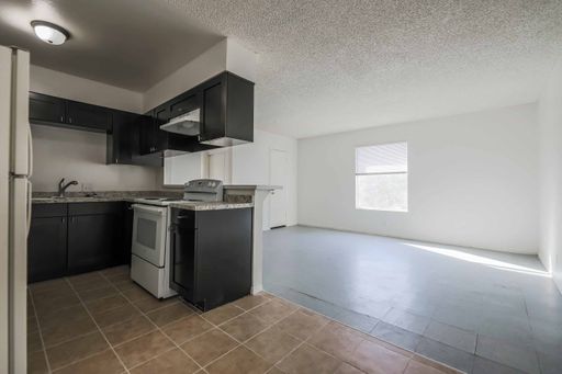 *MOVE IN SPECIAL* 2 BEDROOM UNIT NEAR DOWNTOWN LAS VEGAS – photo 1