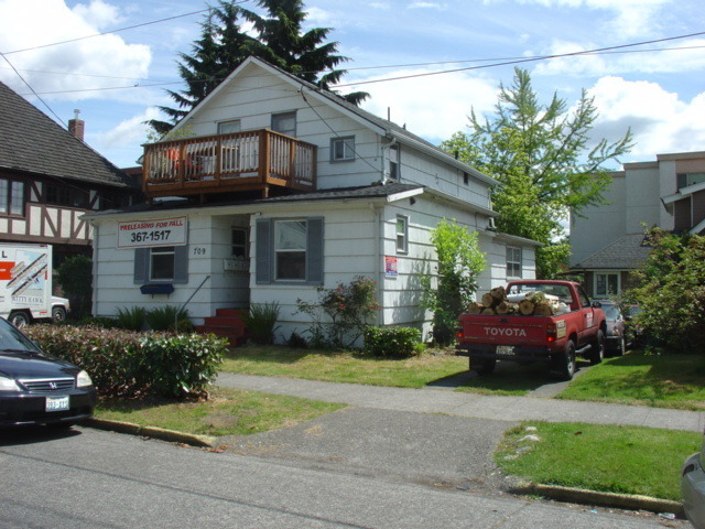 Seattle Apartment: 709 NE 43rd St