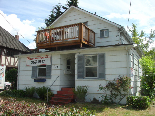 Seattle Apartment: 709 NE 43rd St