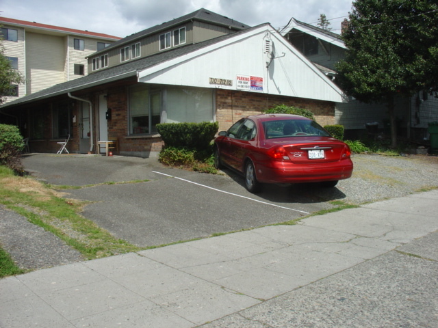 Seattle Apartment: 710-712.5 NE 43rd St