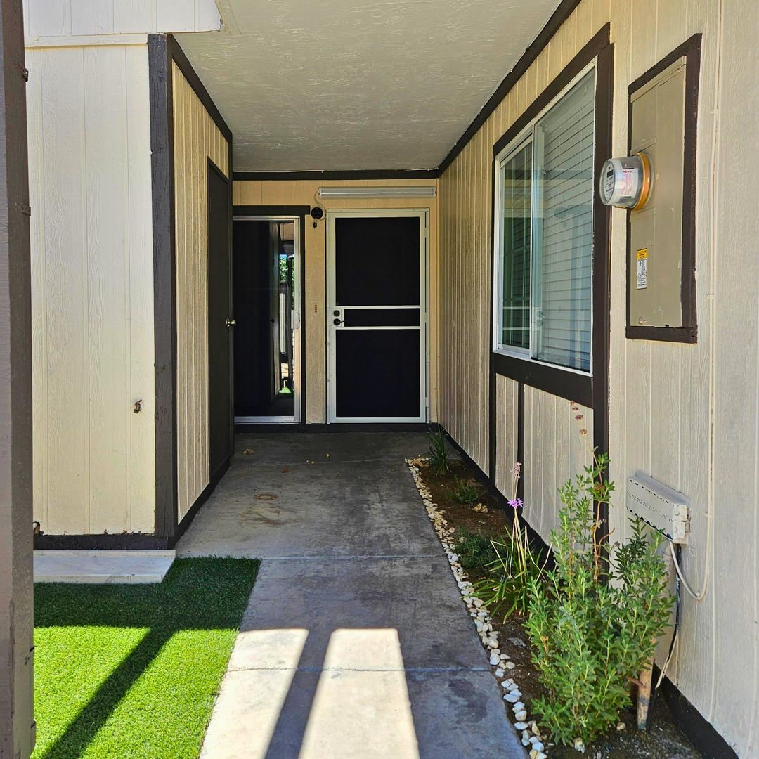 North Las Vegas House: 3016 Saint George Street Unit E