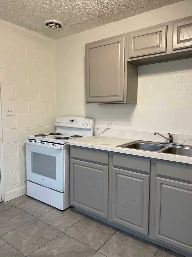 North Las Vegas Apartment: 2100 North Daley Street,