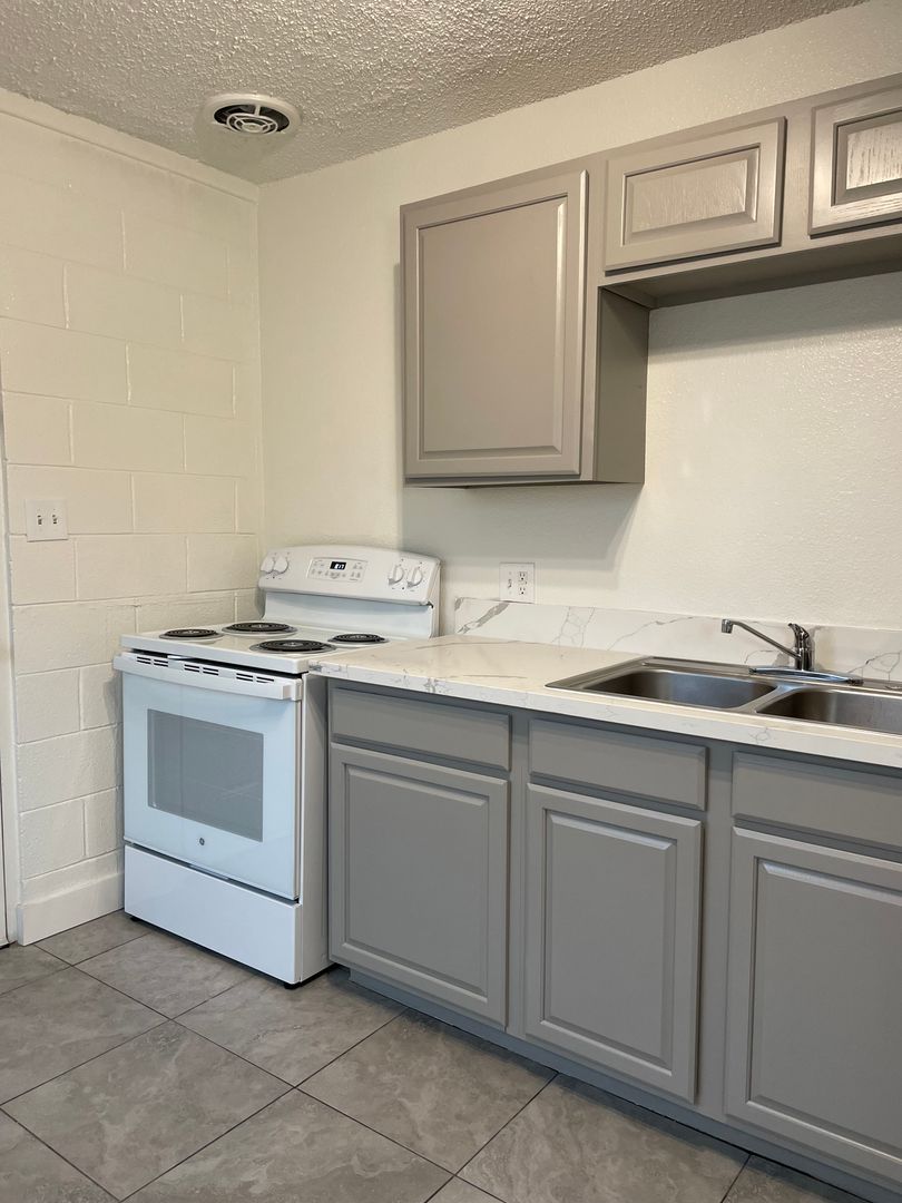 North Las Vegas Apartment: 2106 North Daley Street,