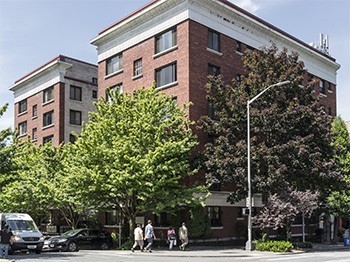 1 MONTH FREE | Fountain and Courtyard View | Tucked Away From City Street Noise – photo 1