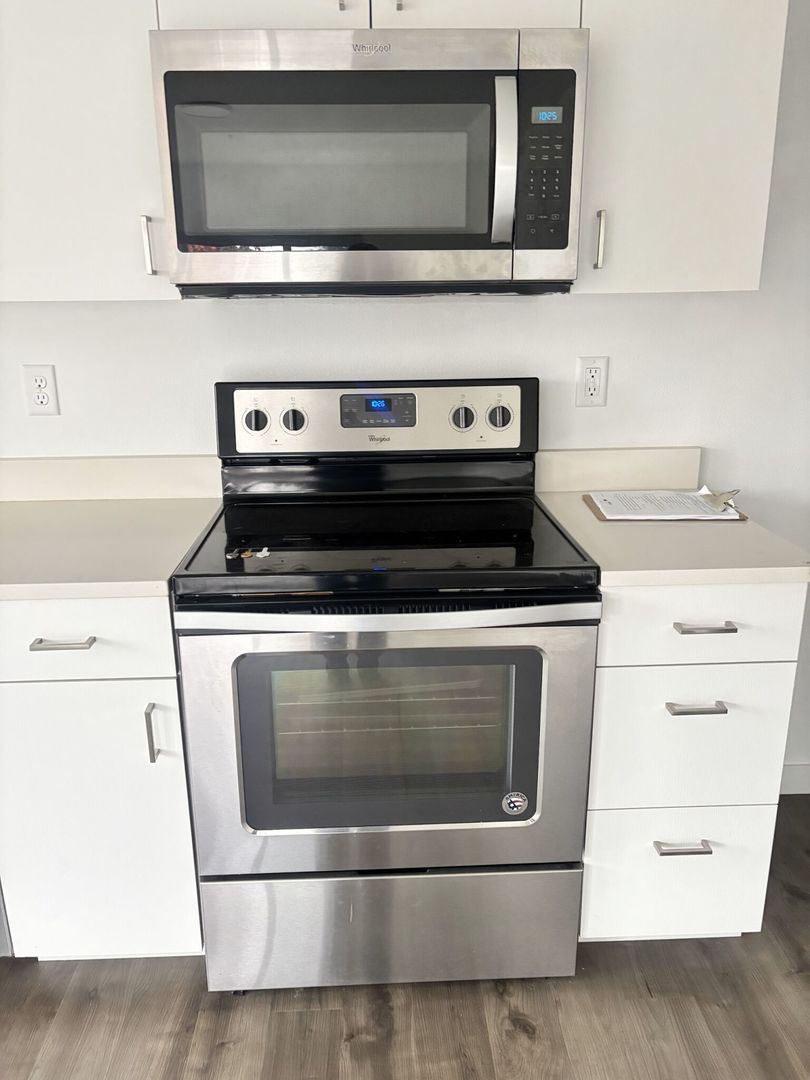 Portland Apartment: 5401 SE Woodstock Blvd