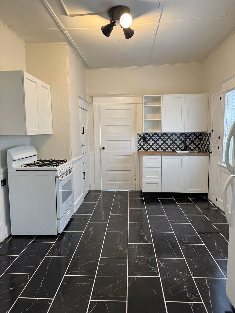 Portland Apartment: 1404 SE Madison