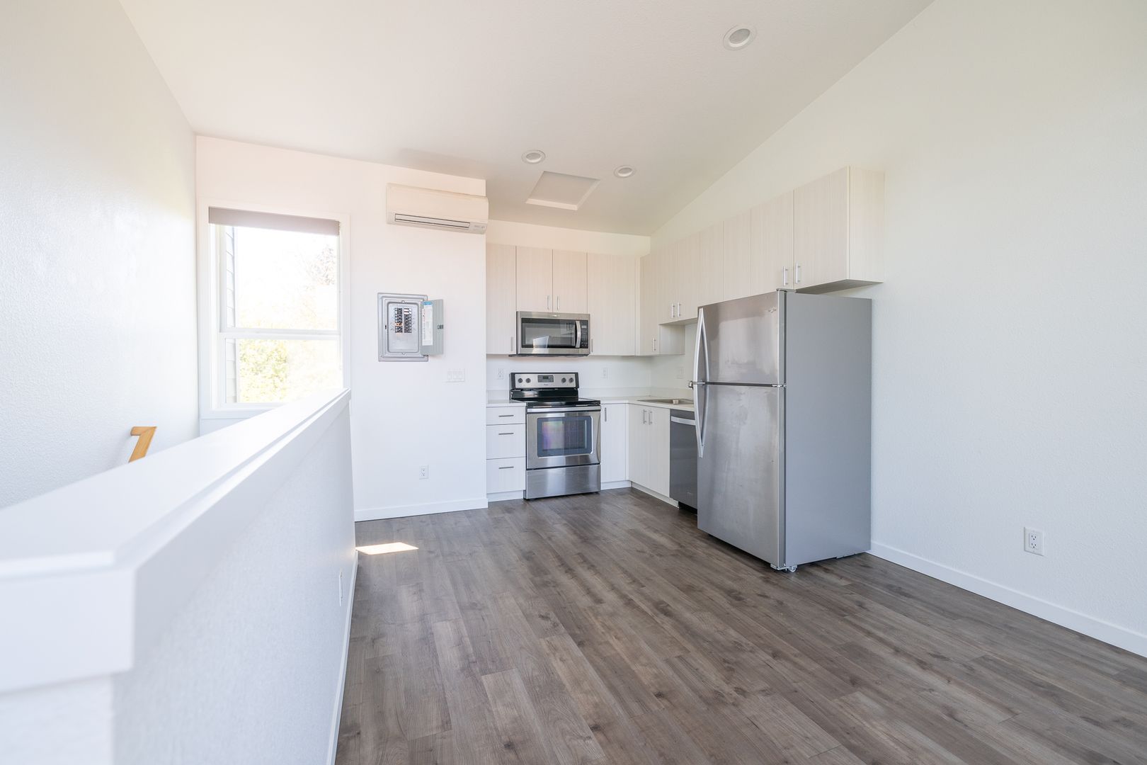 Portland Apartment: 6056 SE 93rd Ave