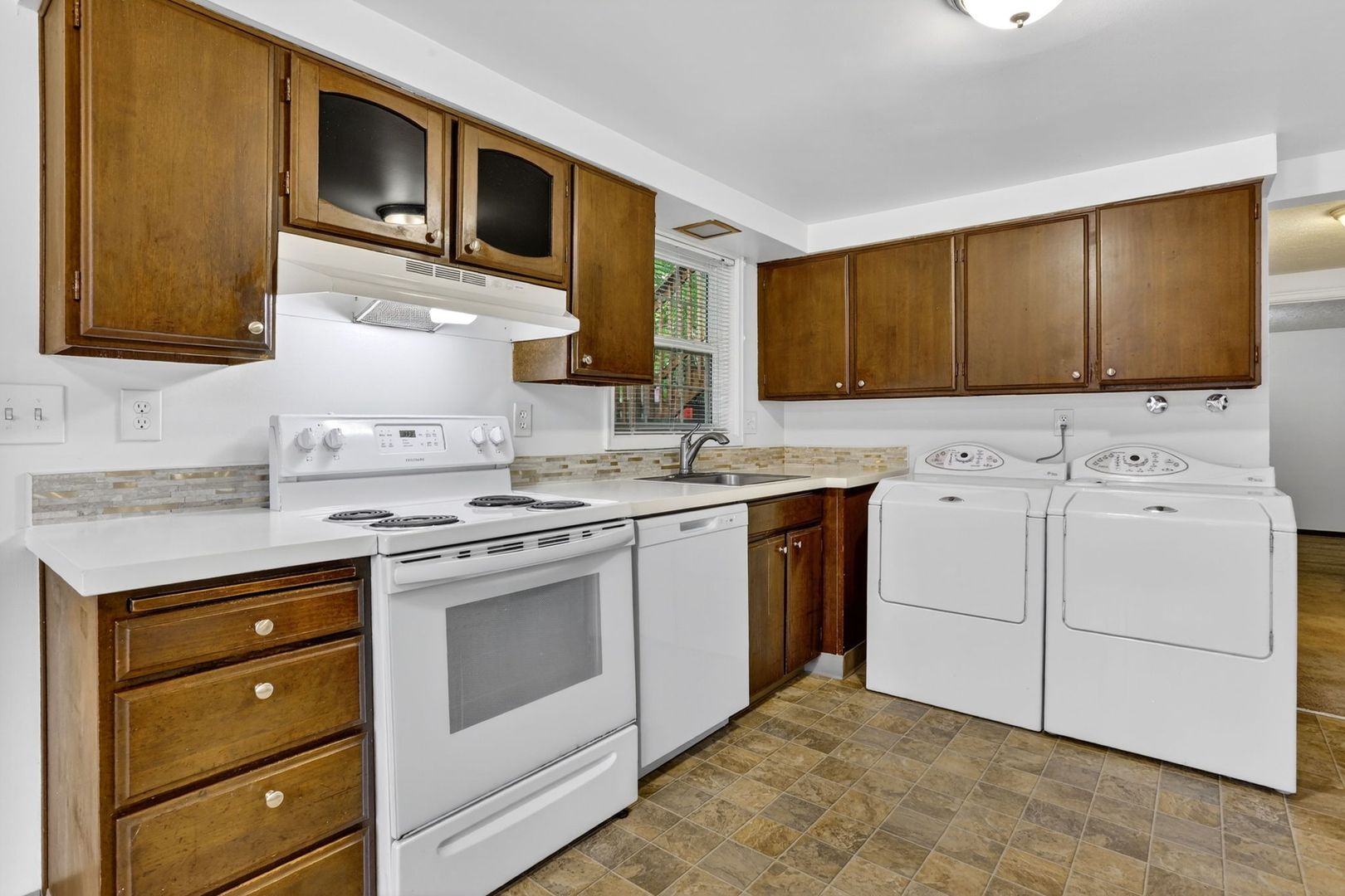 Gresham Apartment: 890 NW Division