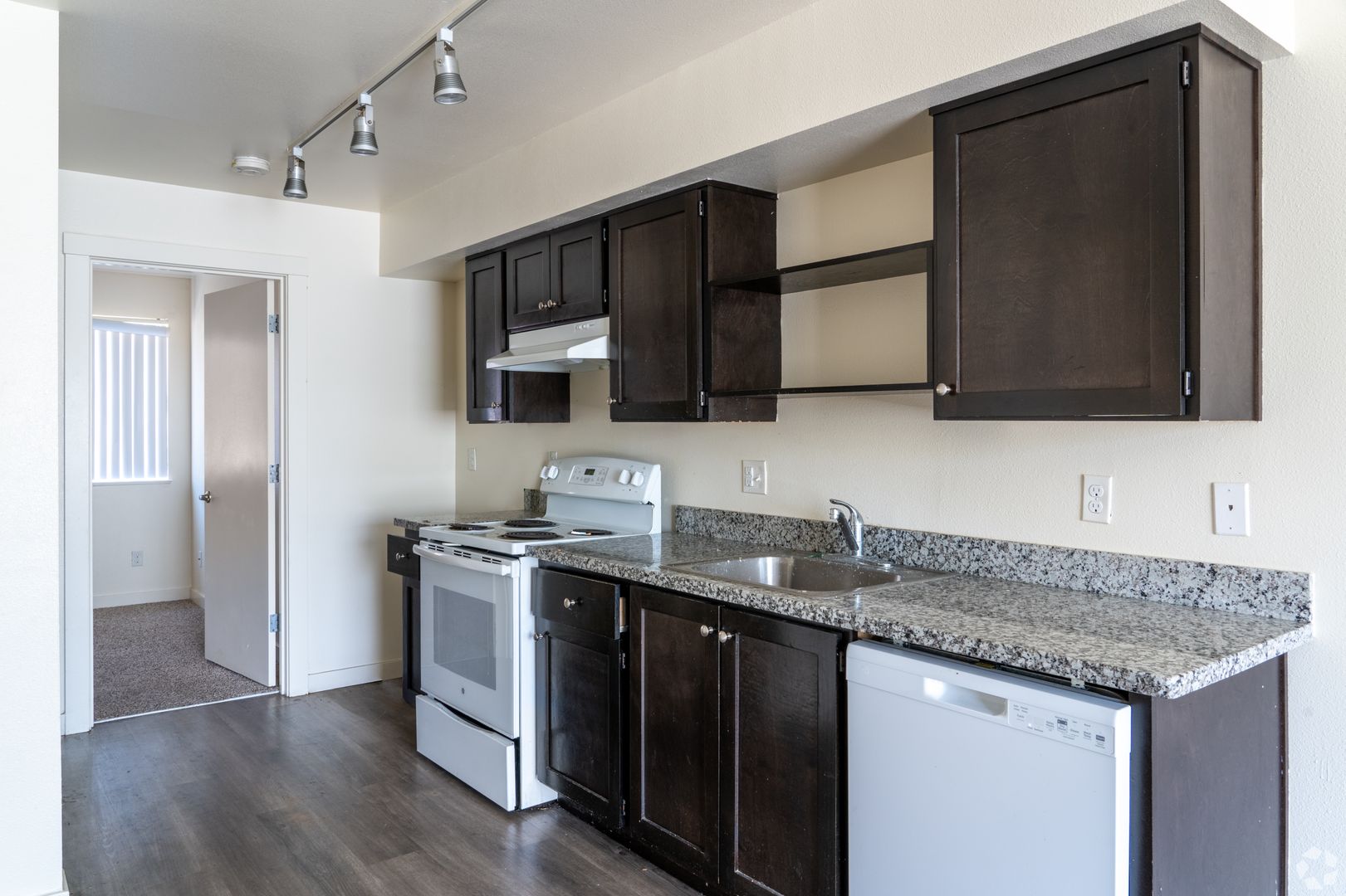 Portland Apartment: 14232 E Burnside