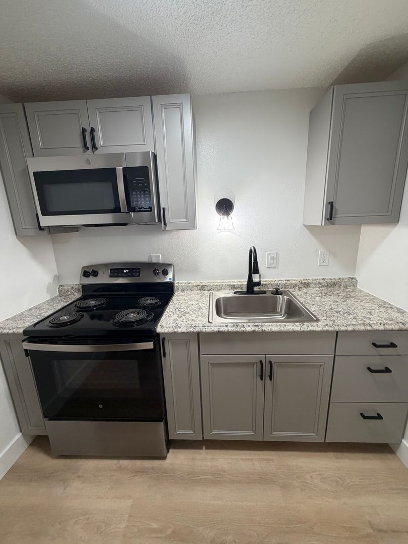 Milwaukie Apartment: 12582 SE Linwood Ave