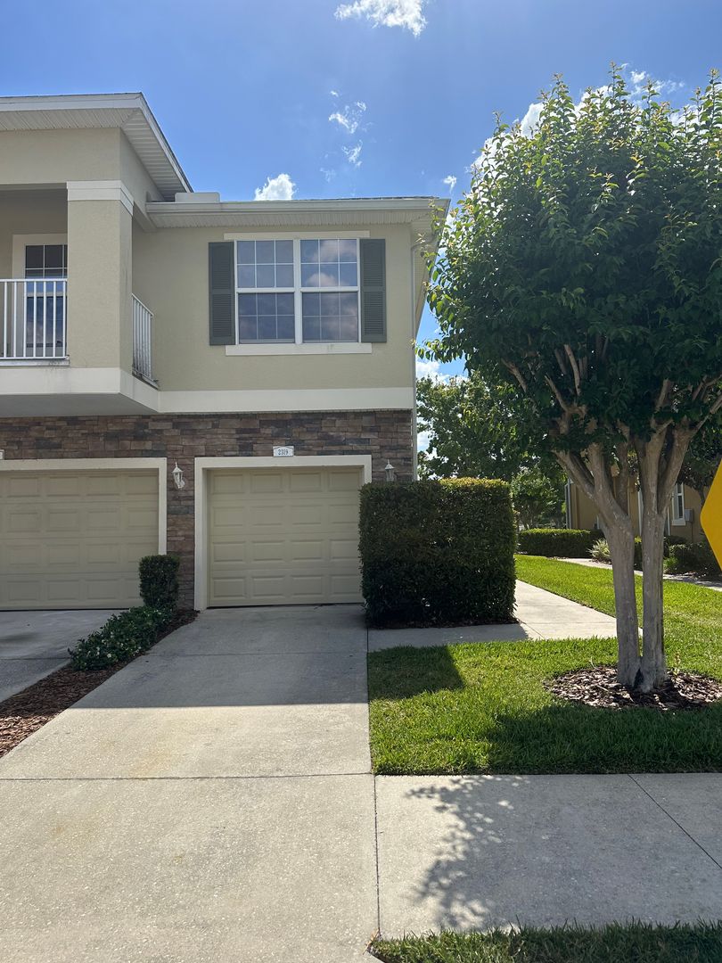 Plant City Townhome: 2319 Tanbark Ridge Pl