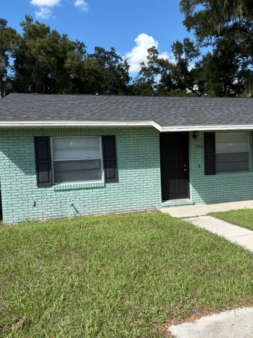 Bartow House: 1944 E Church St