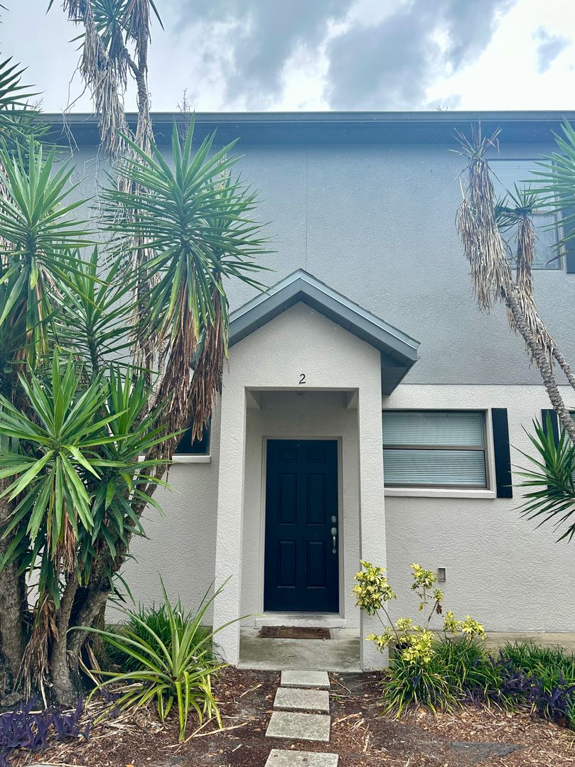 Plant City Townhome: 3619 W. Reynolds St. #1