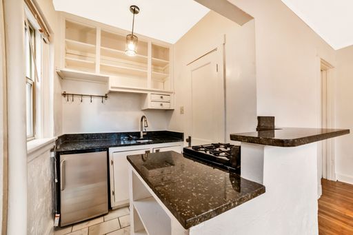 Gorgeous Capitol Hill Studio! Near Cheesman! Utilities Included, Available August! – photo 1