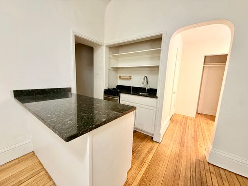 1 Bed Cap Hill Apartment In Historic Mansion! Available August! – photo 1