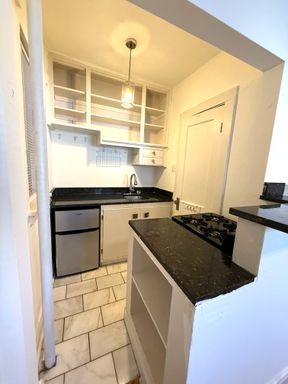 Beautiful Capitol Hill Studio Apartment! Utilities Included! Available September! – photo 1