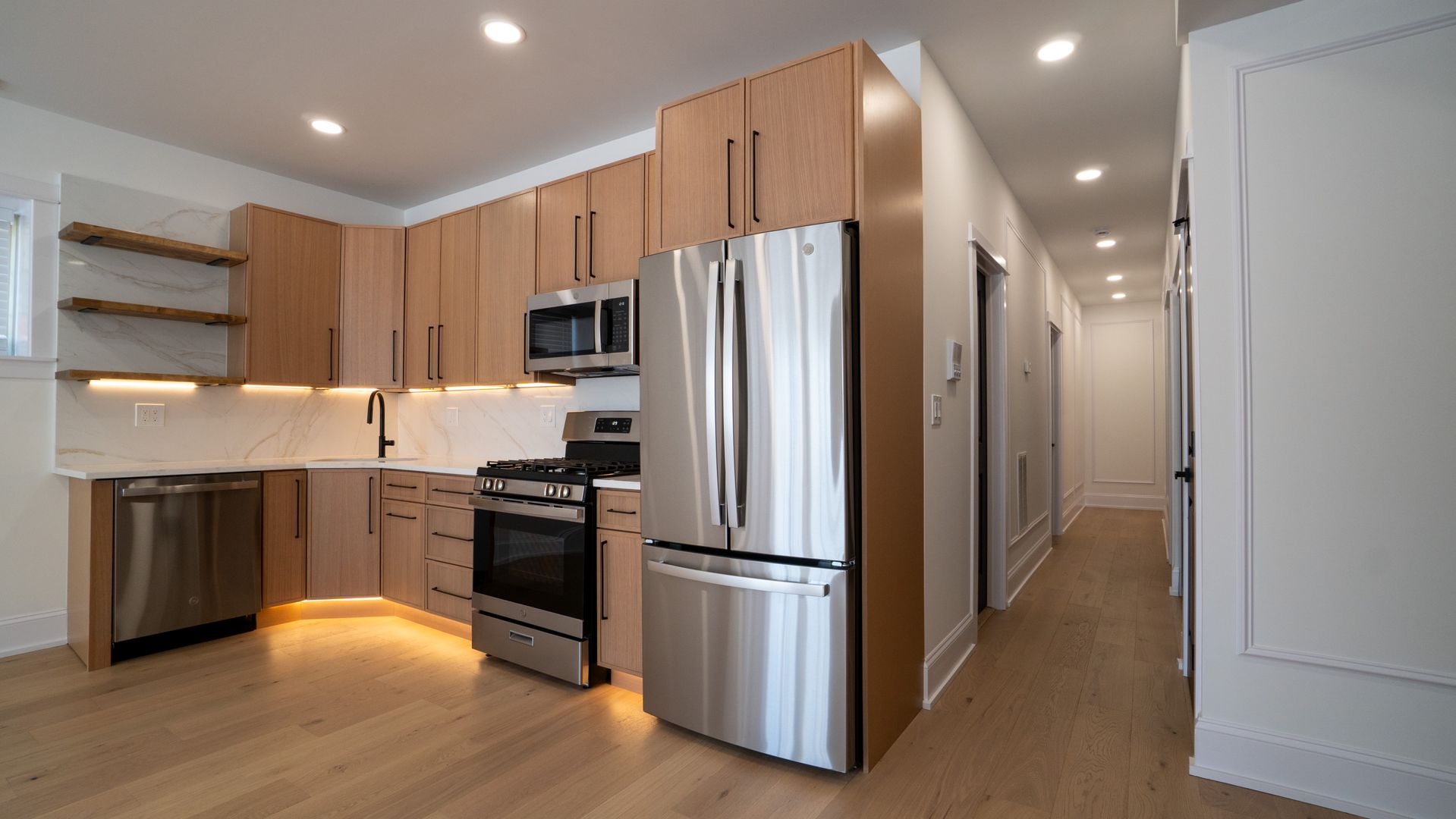 Chicago Apartment: 1900 W Ainslie St