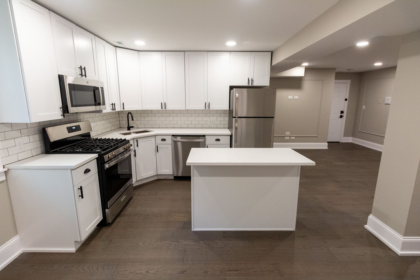 Chicago Apartment: 3062 N Davlin Ct