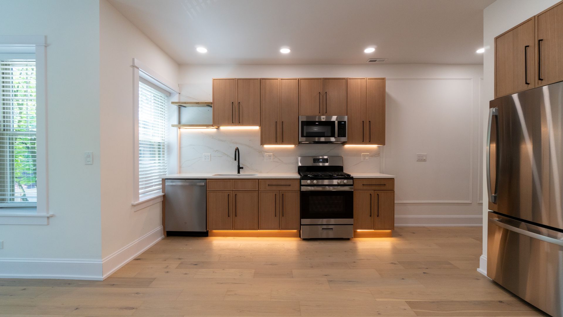 Chicago Apartment: 1900 W Ainslie St