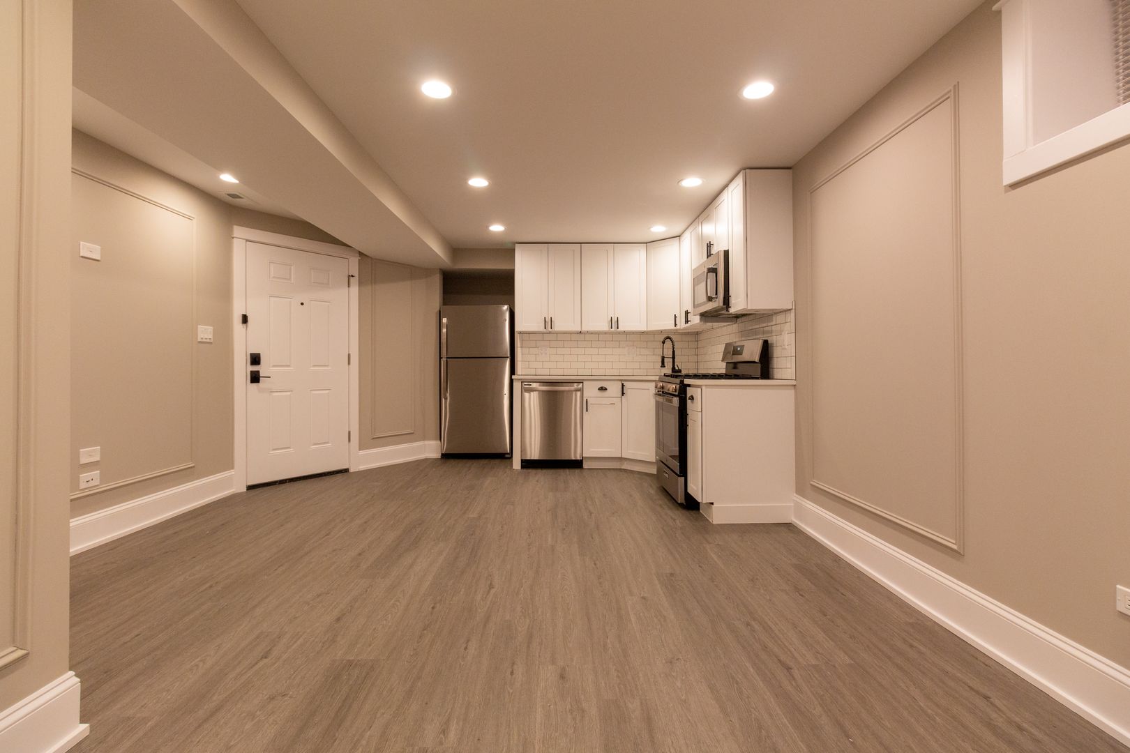 Chicago Apartment: 2850 W Barry Ave