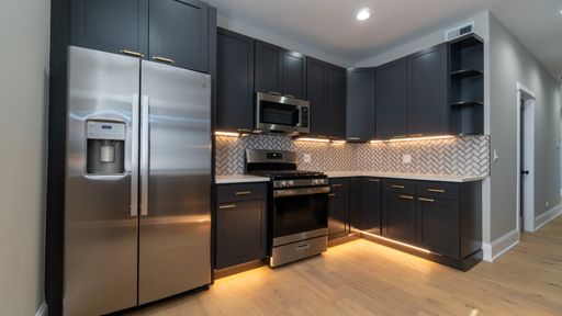 Modern 2BR/2BA in Andersonville, In-Unit W/D, Heated Bathroom Floors – photo 1