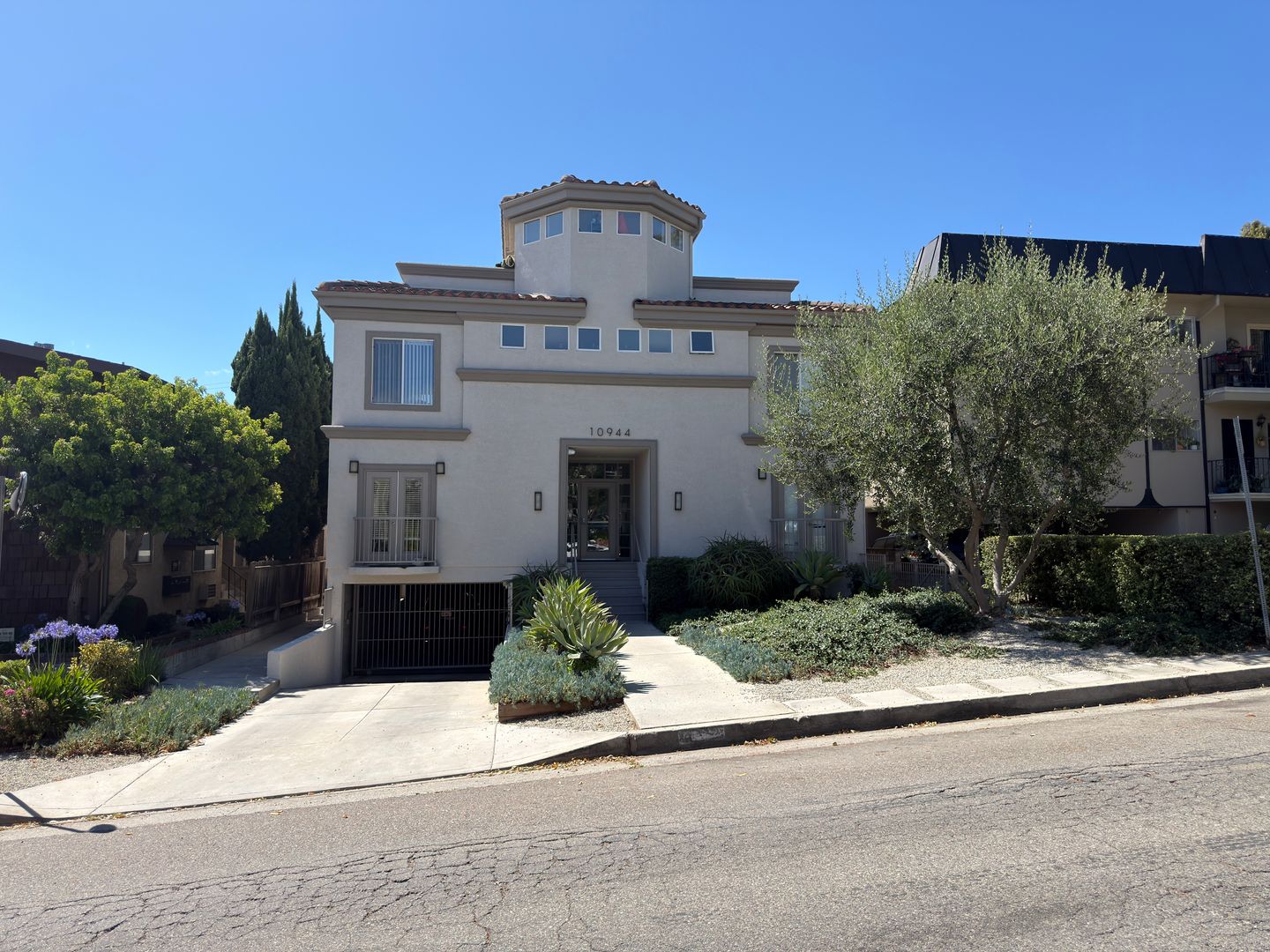 Los Angeles Apartment: 10944 Rose Avenue