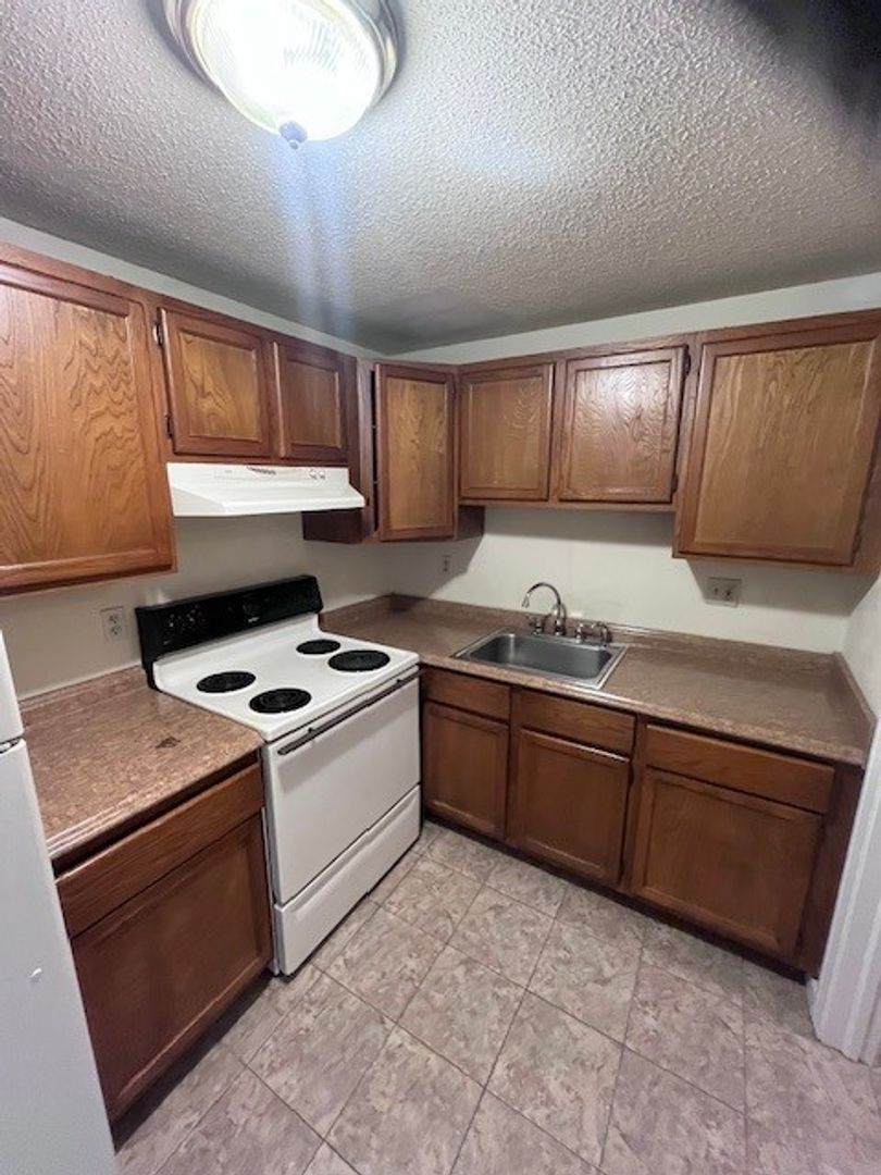 Seymour Apartment: 20 Reservoir Manor