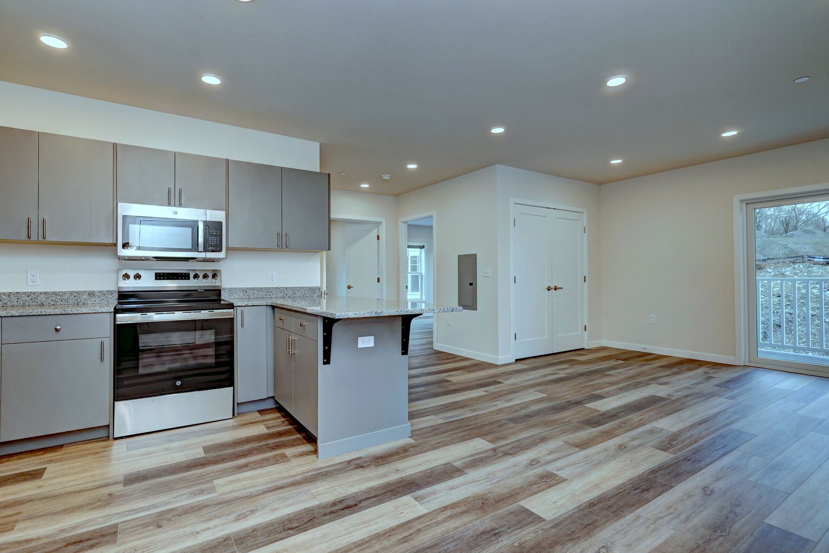 Shelton Apartment: 275 Coram Road