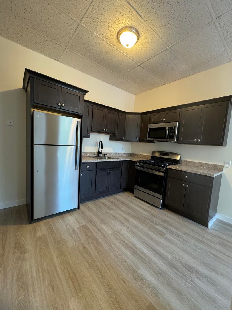 Seymour Apartment: 33 Deforest Street