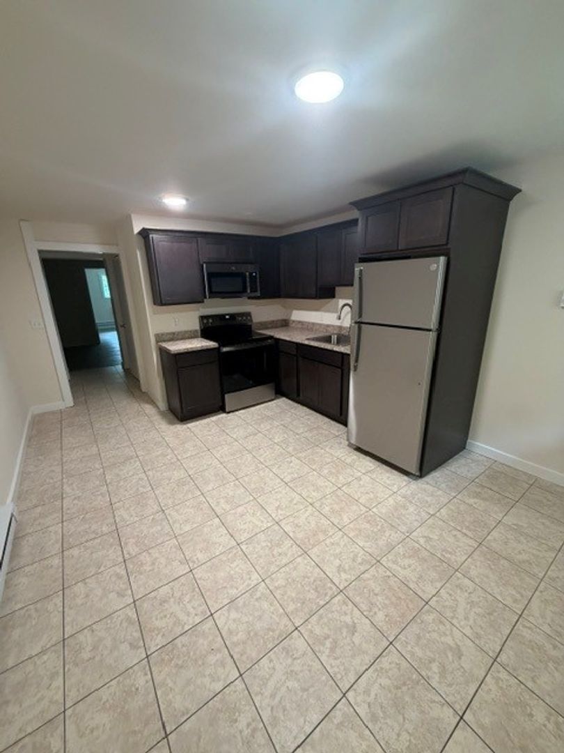 Seymour Apartment: 20 Reservoir Manor