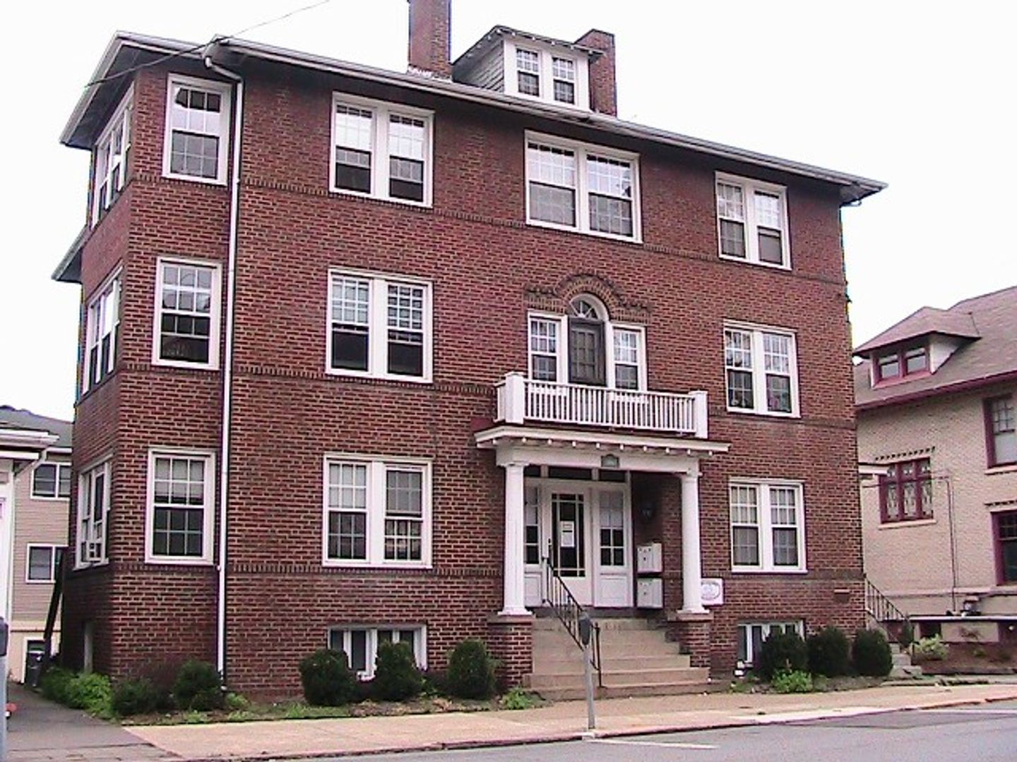 Indiana Apartment: 124 S 7th St