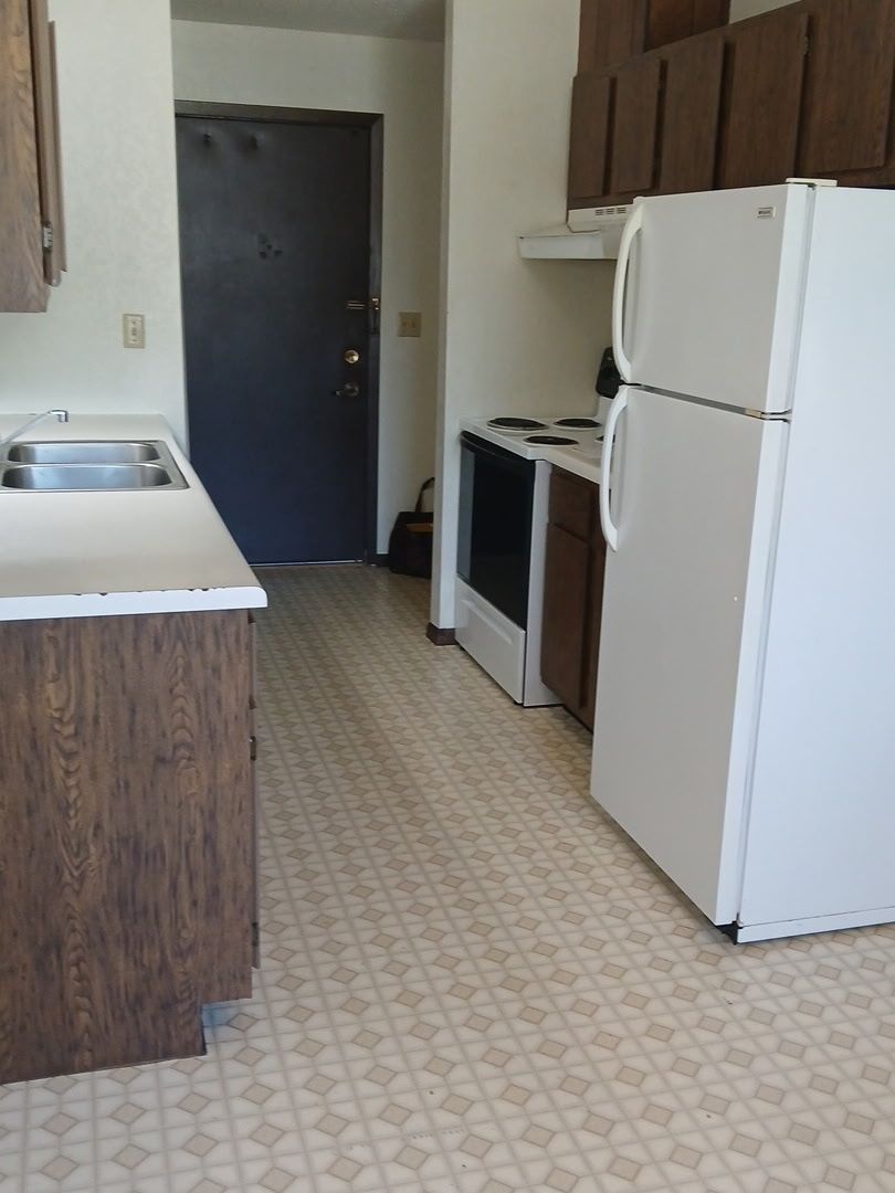 Yankton Apartment: 2500 Douglas Ave
