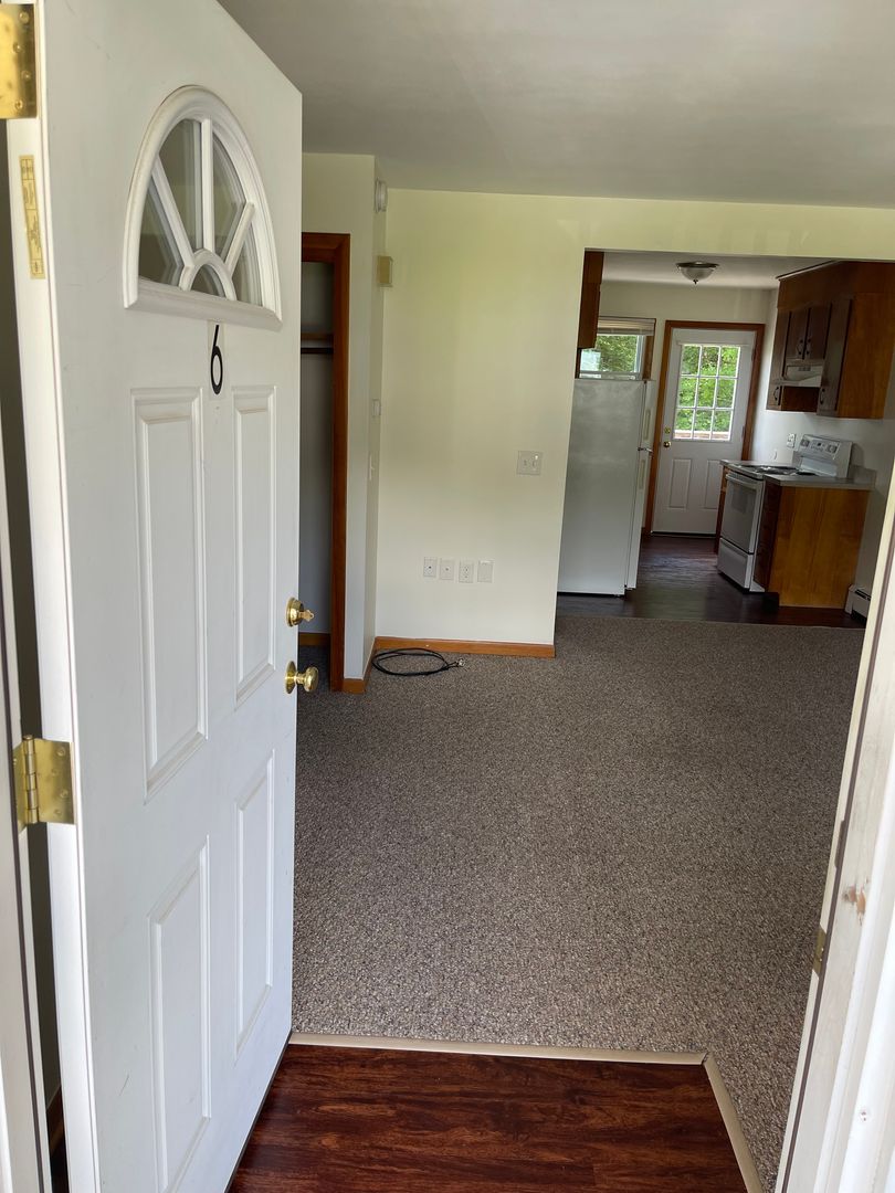 Uncasville Apartment: 91 Leffingwell Rd