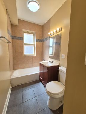 208 N Kenneth Ave, 208-1E, Chicago, IL 60624