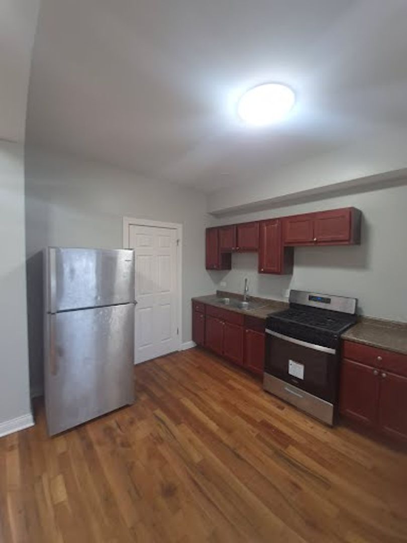 Chicago Apartment: 4157-4159 W Adams St