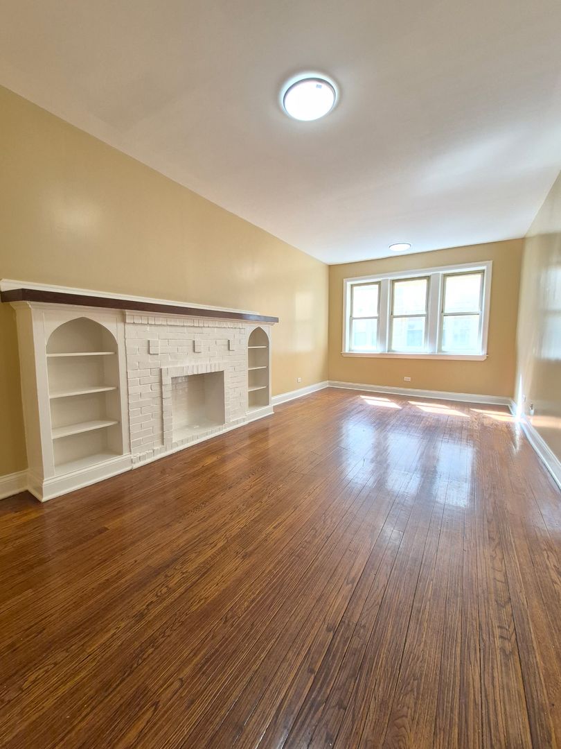 Chicago Apartment: 200 N Kenneth Ave