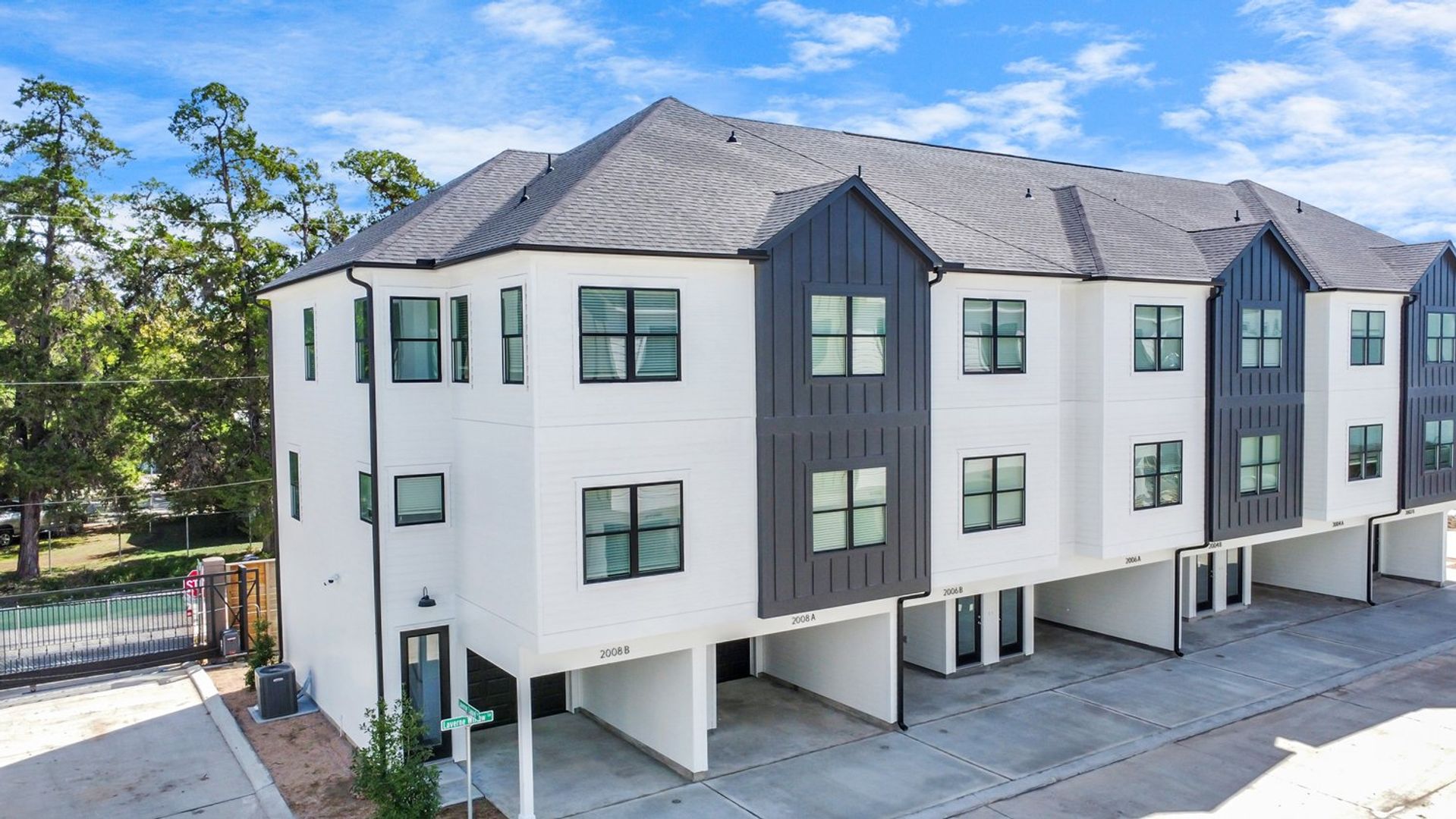 Houston Townhome: Laverne Hollow Lane