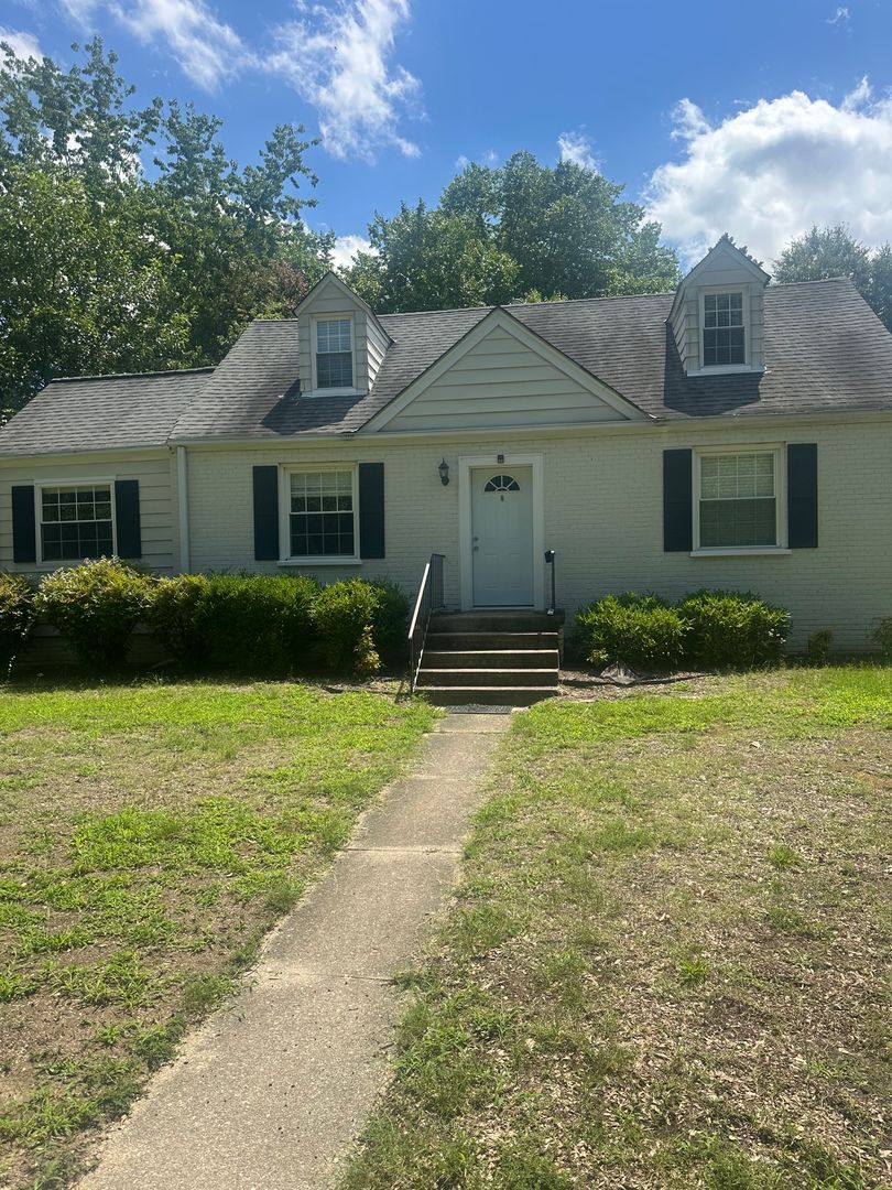 Richmond House: 903 Willow Lawn Dr.