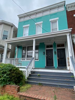 Top floor duplex unit in the heart of the VCU campus. Available in August. – photo 1