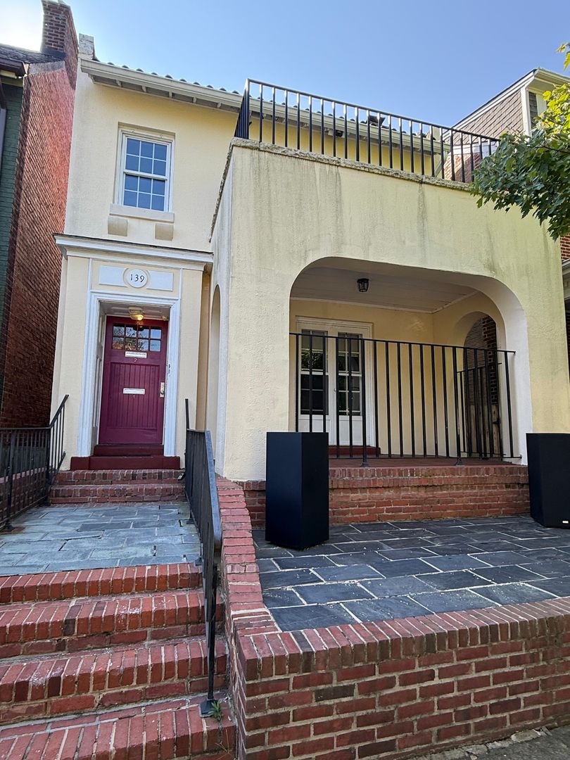 Richmond Apartment: 139 S. Colonial Avenue