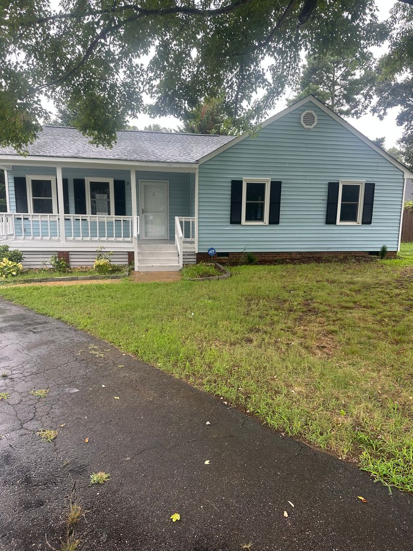 N. Chesterfield House: 912 Hartford Ln.