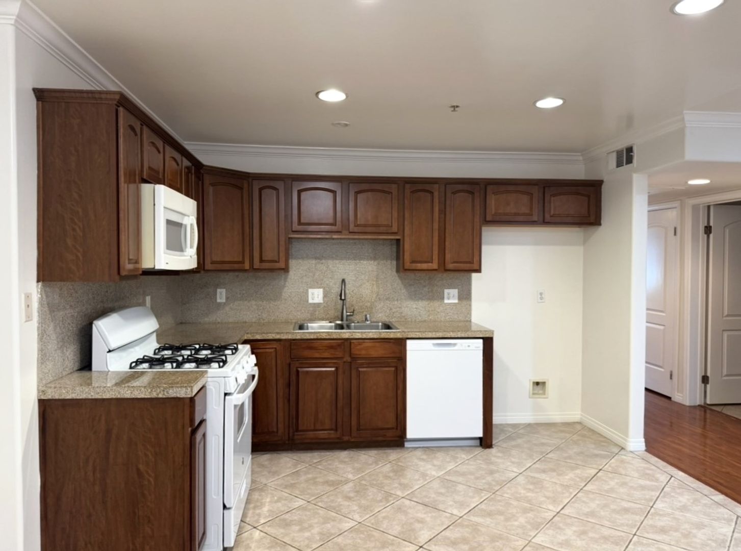 Van Nuys Condo: 13525 Vanowen St Unit 106