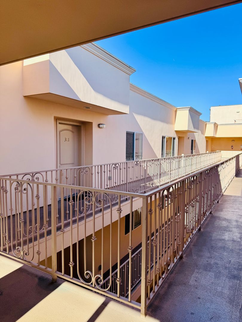 Van Nuys Condo: 13525 Vanowen St Unit 201