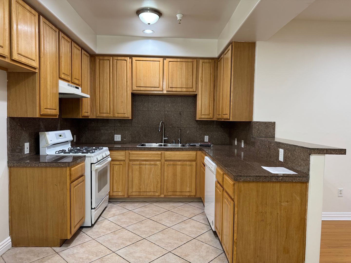 Reseda Apartment: 7120 Etiwanda Ave.