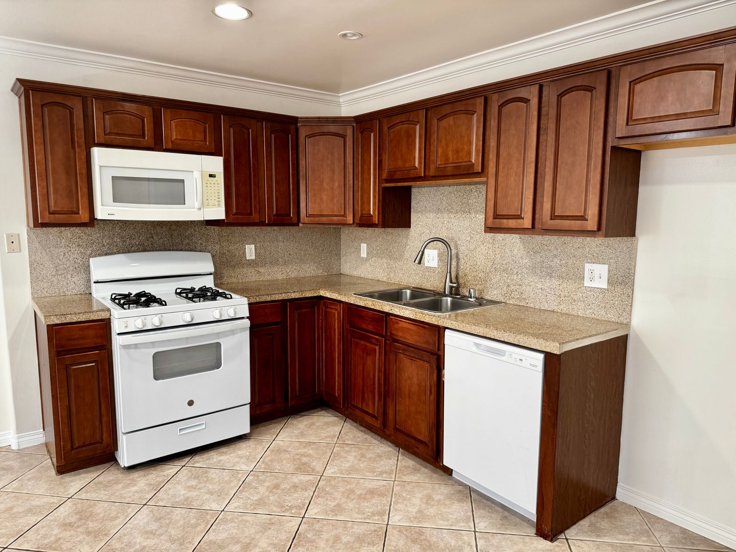 Van Nuys Condo: 13525 Vanowen St Unit 106