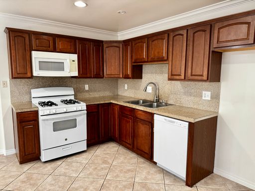 Spacious 2 bedroom condo in Van Nuys – photo 1