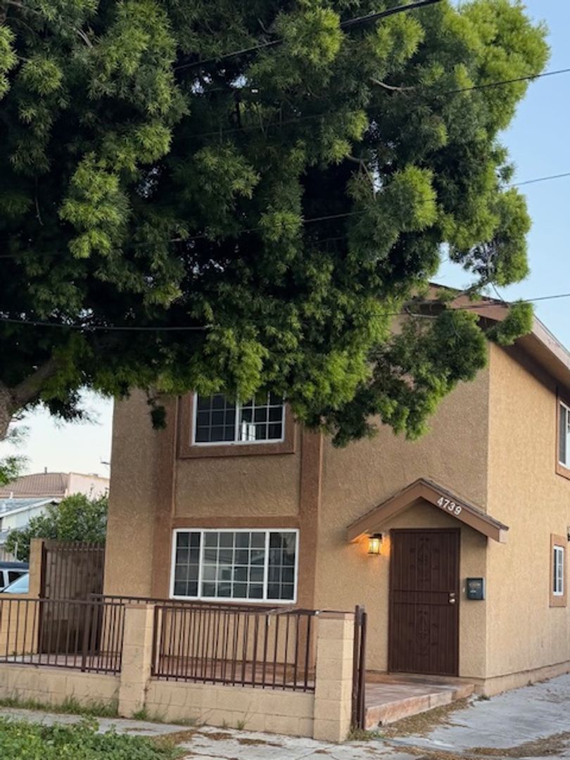 Lawndale House: 4739 W 159th St